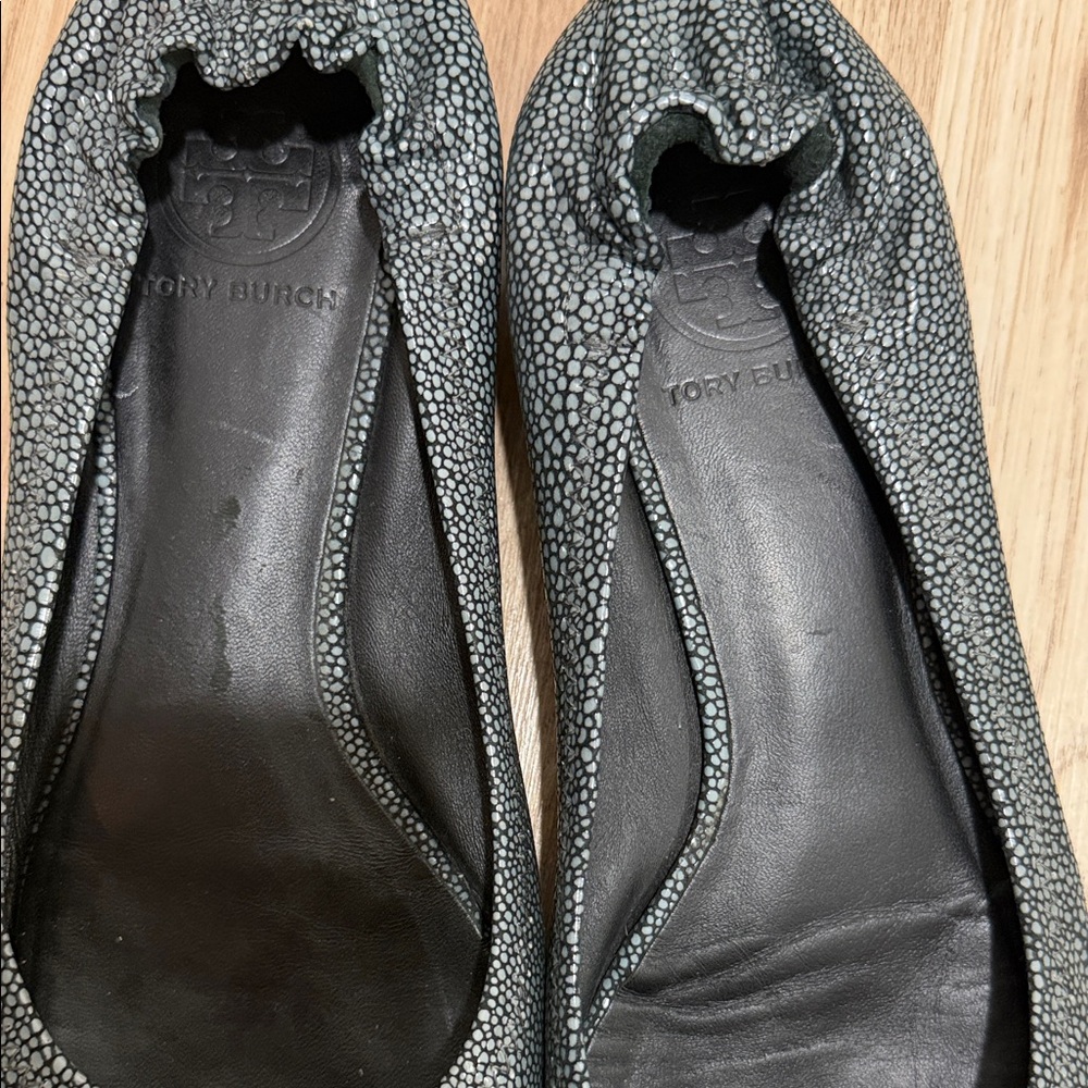 Tory Burch Riva Ballet Flats Women’s Size 9 Gray Pebbled Leather Logo Medallion - Picture 2 of 4